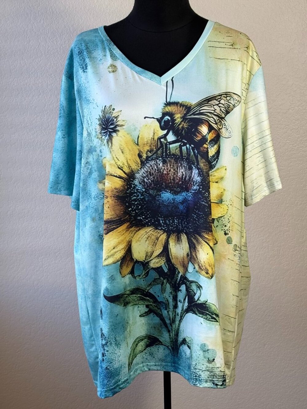 Bee & Sunflower Graphic Top 3XL Cottagecore Nature Garden V-Neck Tee